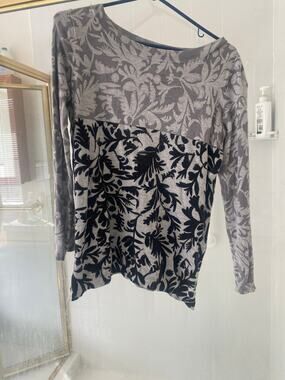 Blue illusion small black and gray sweater s great condition